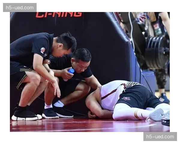 上海久事主场大屏幕故障，比赛一度中断十分钟