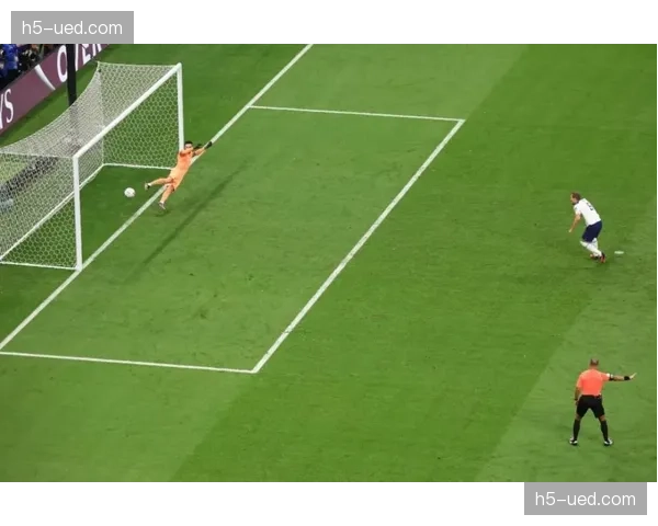 特写:在巴黎郊区的一块社区球场上,退役球员组织的公益训练课